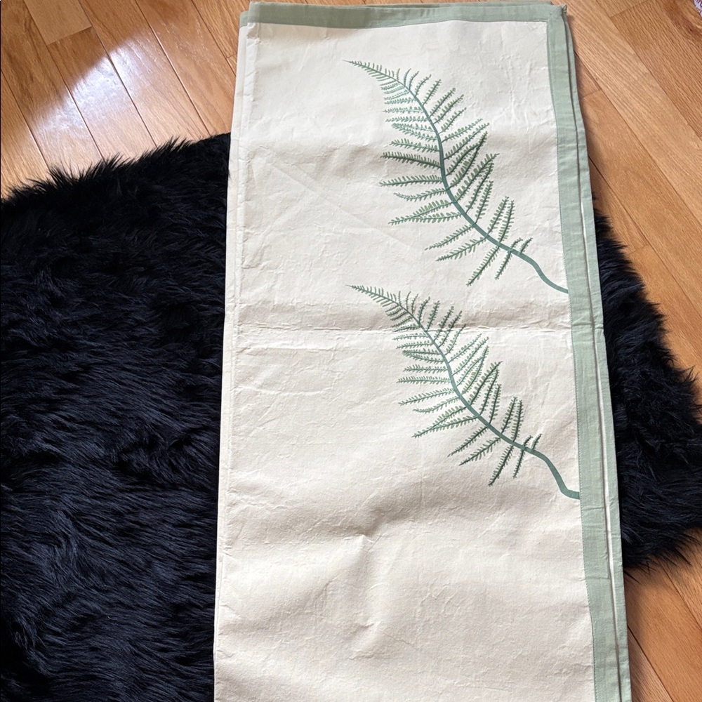 Yankee Candle Elegant Fern Table Runner in Cream and Green